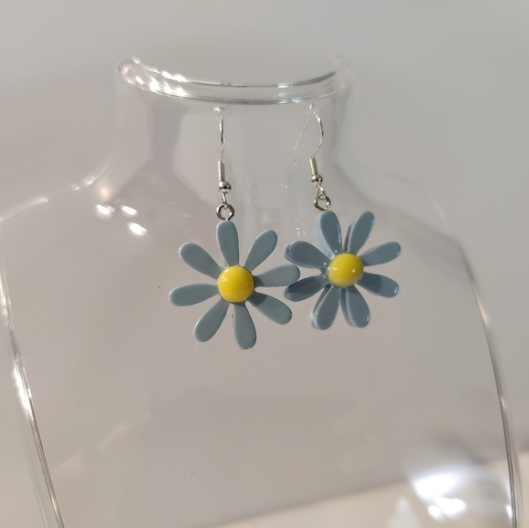 Daisy Flower Dangle Earrings | Festival Earrings | Cute Earrings - Picture 1 of 1